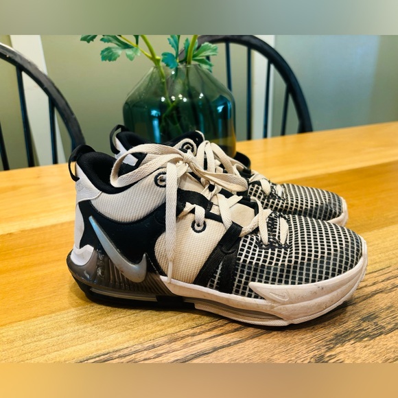 Nike Lebron James Witness Bball sneaker (youth) - Picture 3 of 15